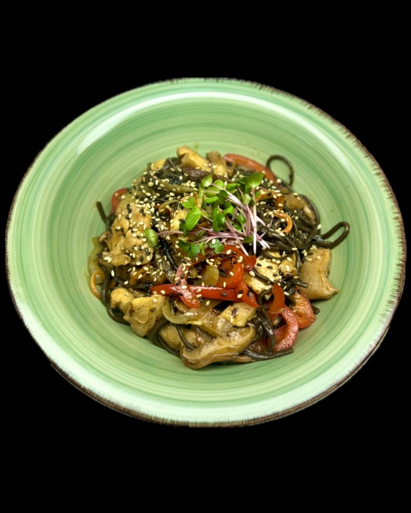 Соба з куркою та грибами Шиїтаке