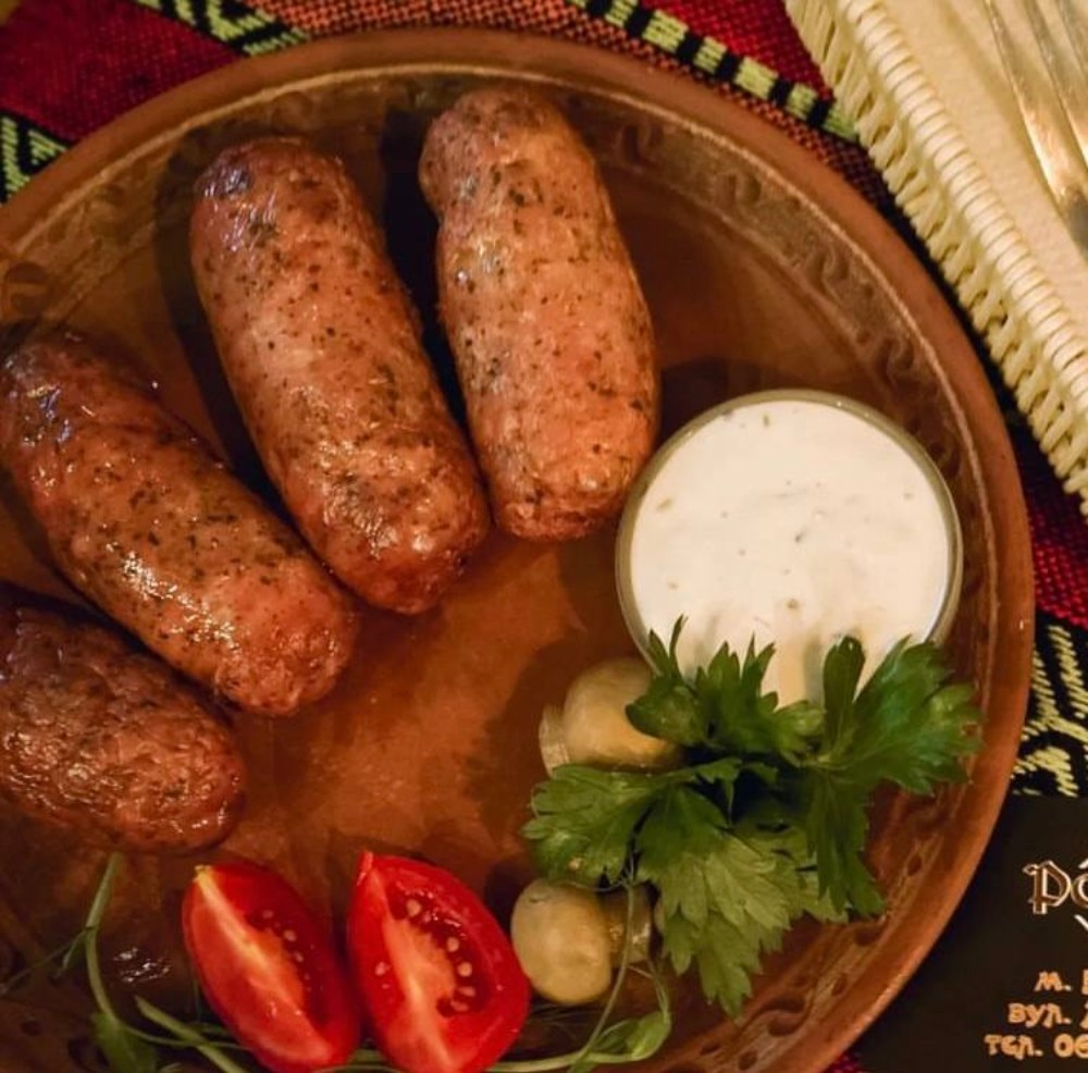 Ковбаски на грилі