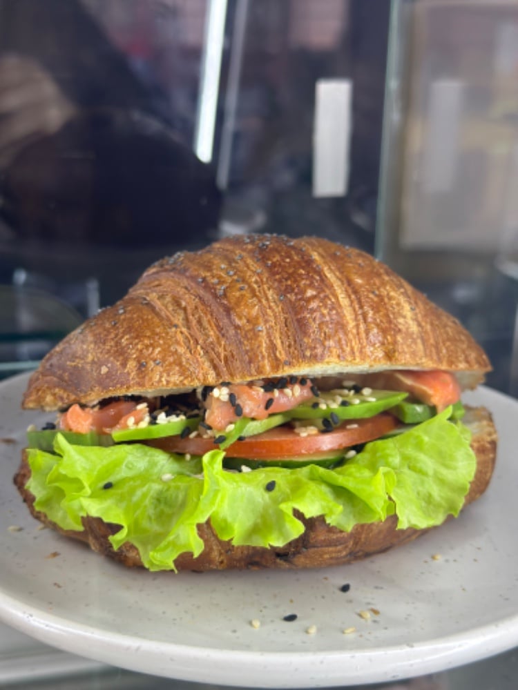 Круасан з лососем to go