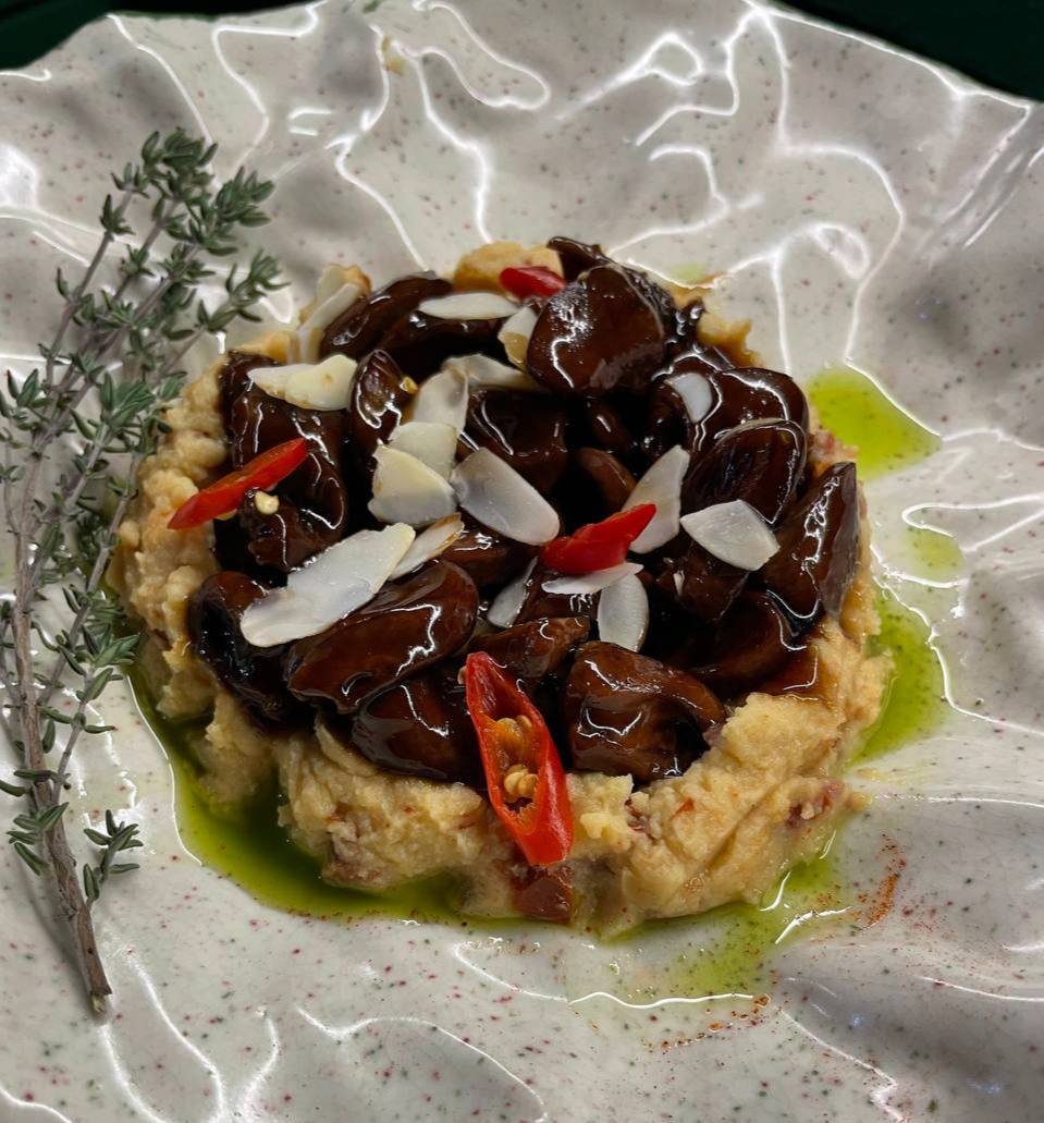 Хумус з курячими сердечками в соусі териякі