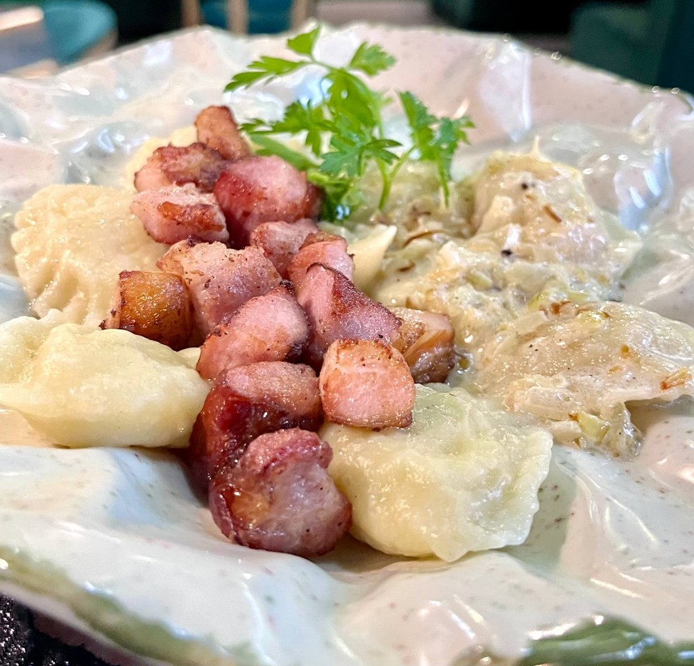 Вареники з картоплею, шкварками та вершковим соусом