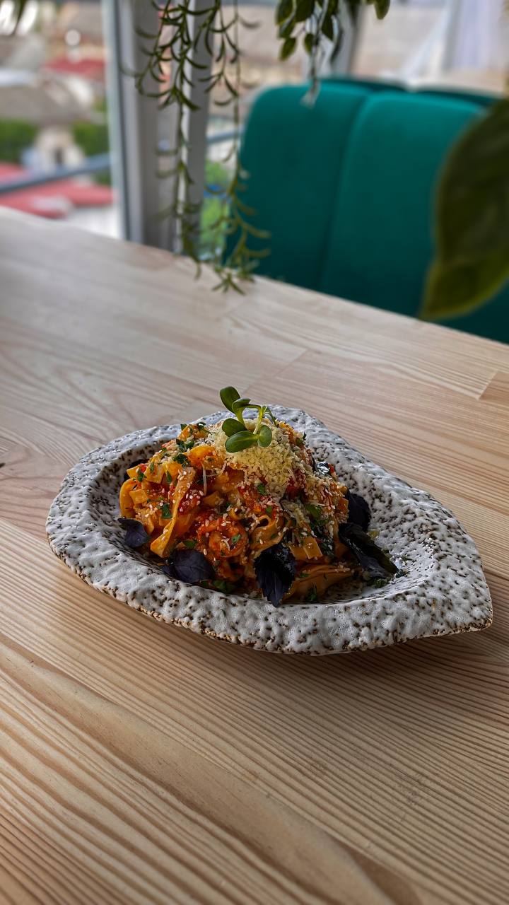 Паста с креветками у томатному соусі/ Pasta di gamberi al pomodoro