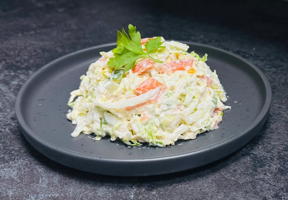 Салат із куркою та сухариками