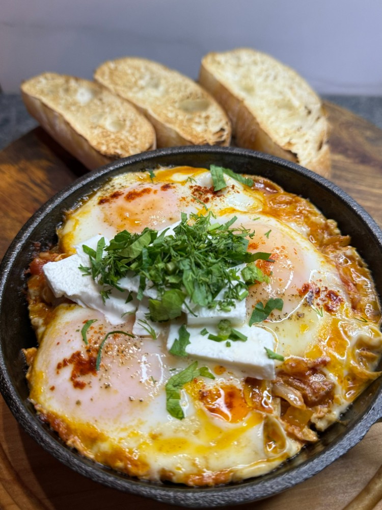 Шакшука із фетою та хрусткою чіабатою