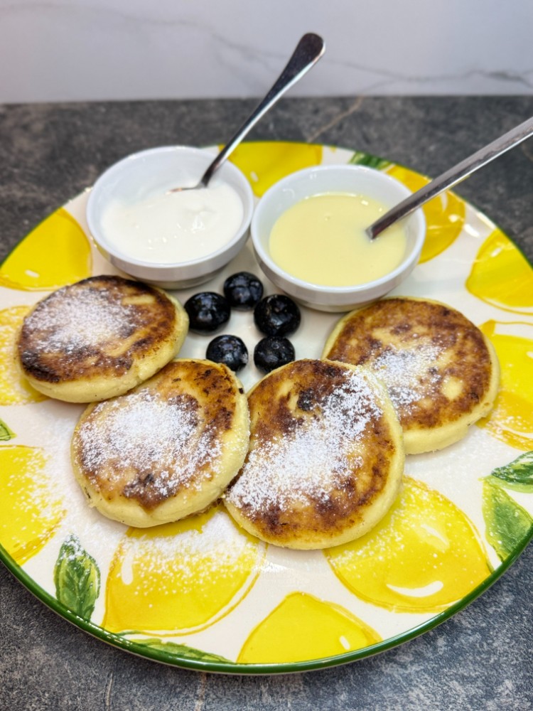 Сирники з домашнього сиру зі сметаною та згущеним молоком