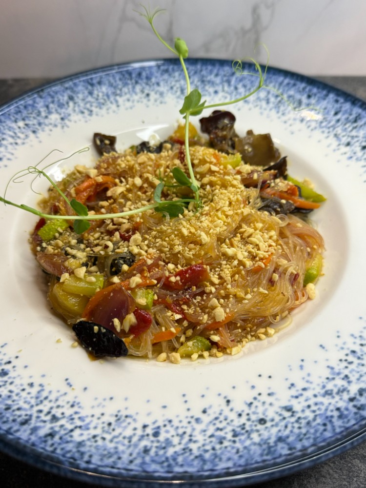 Фунчоза з овочами та ананасом в апельсиновому соусі