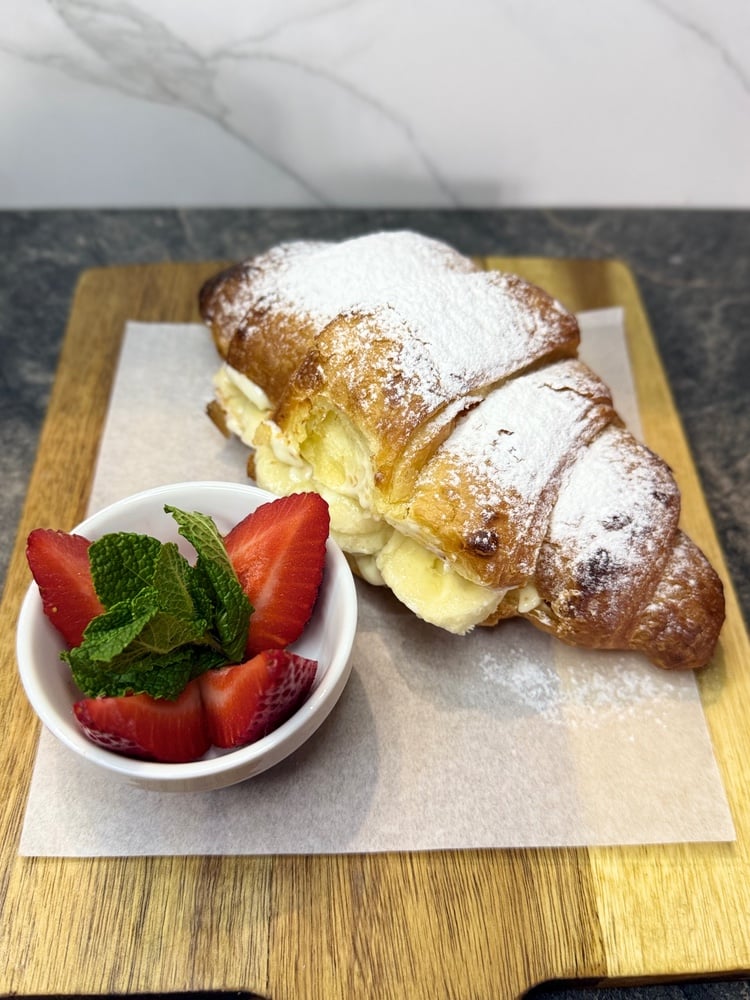 Круасан з крем сиром та фруктами