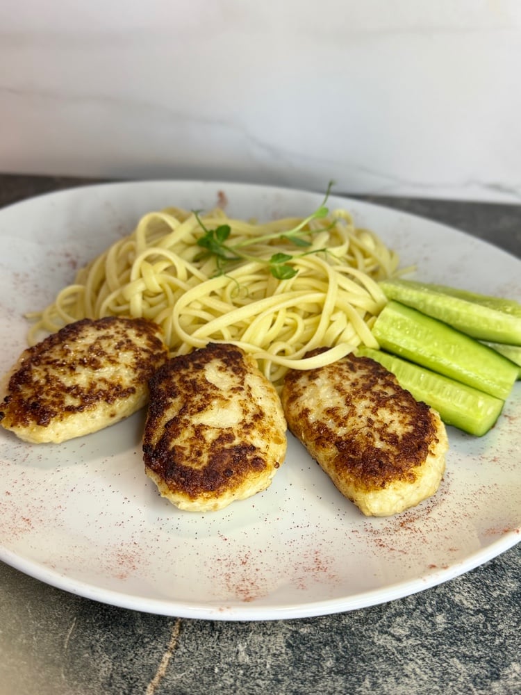 Курячі котлетки зі спагеті