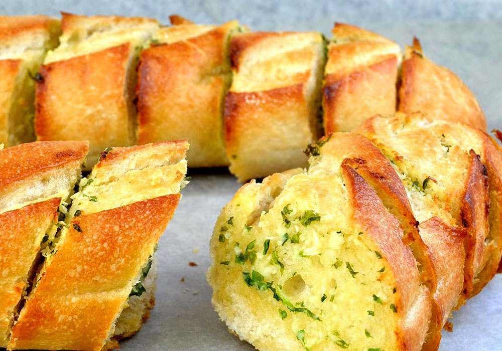 Французький багет з часниковим маслом