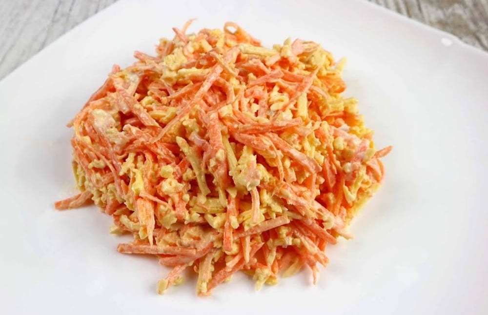 Салат з морквою,сиром та часником