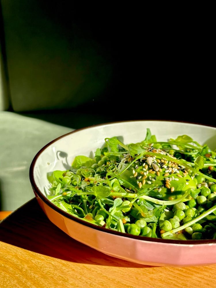 Зелений весняний салат зі авокадо, едамаме, огірком і міксом зелені