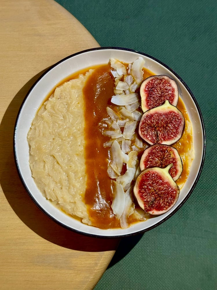 Рисова гарбузова каша з лаймом, гарбузовим кремом, кокосом і інжиром