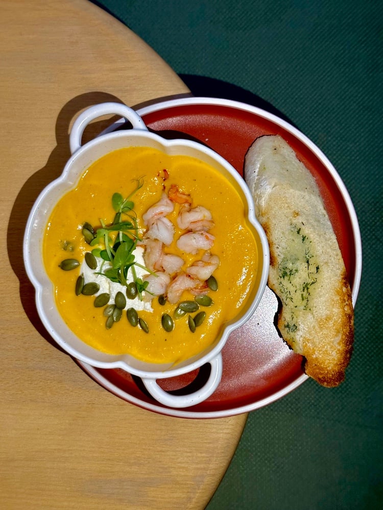 Гарбузовий суп з креветкою, крем сиром і часниковим багетом