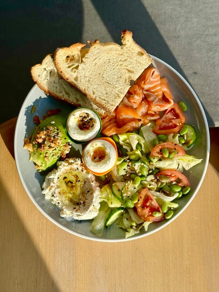 Весняний сніданок з лососем і авокадо