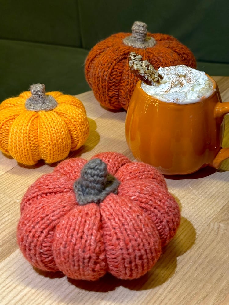 Гарбузовий пряний лате з вершками і домашнім козинаком