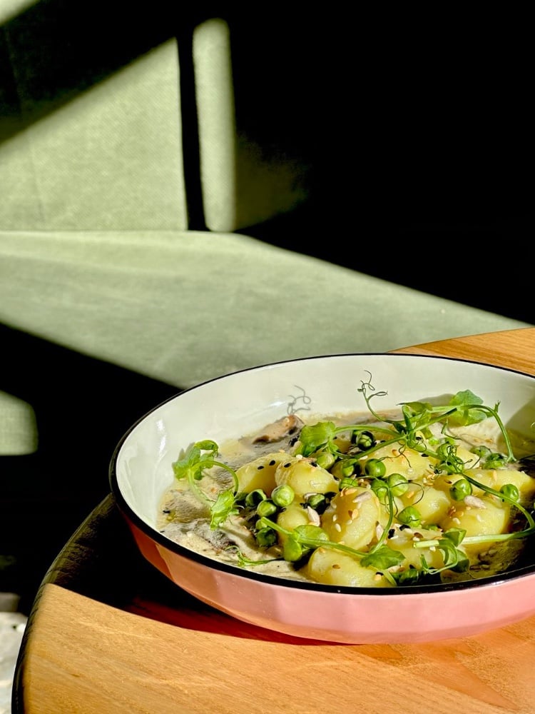 Картопляні ньоки з грибним соусом на рослинних вершках