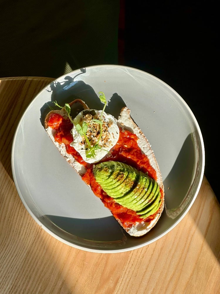 Авокадо тост з томатною пастою і яйцем пашот