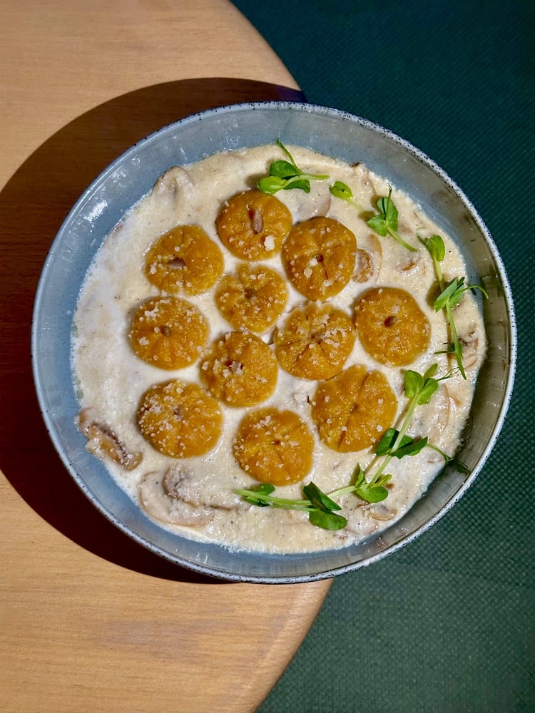 Гарбузові ньоки з вершковим, грибним соусом і пармезаном