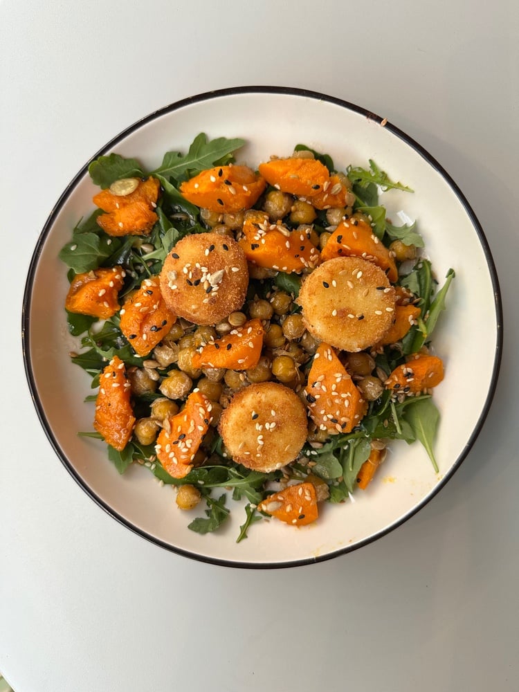 Теплий салат з нутом, гарбузом і запеченою фетою