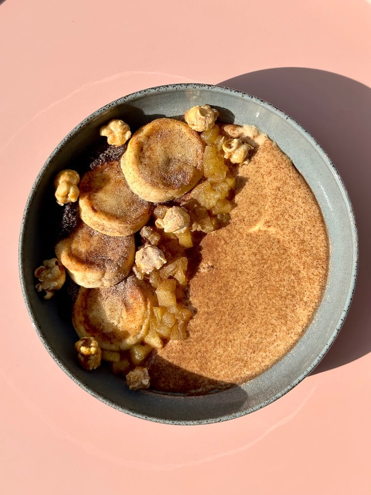 Солодкі сирнички з карамелізованними яблучками, маком, топленим кремом в поп корном 400 г 350 г