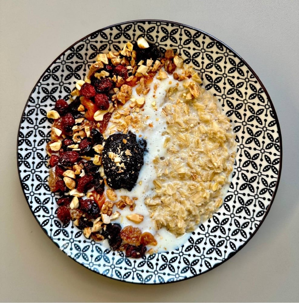 Вівсяна каша з заварним кремом, медовими сухофруктами і мигдальними пластівцями