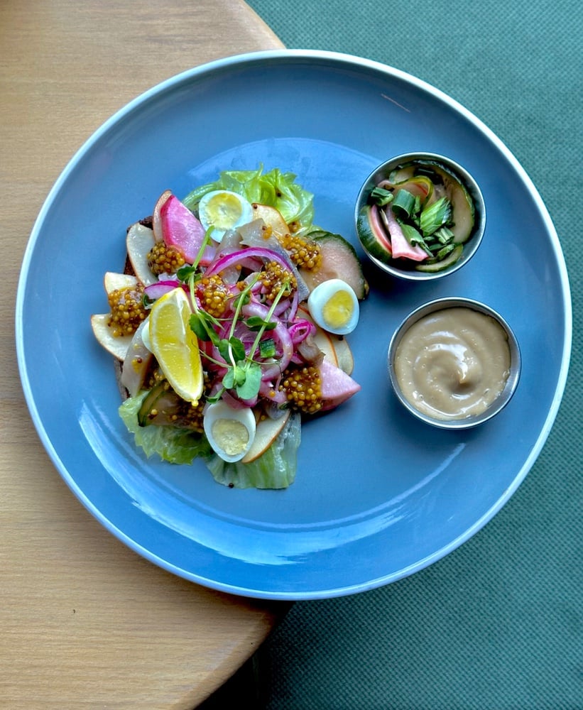 Тост з оселедцем, маринованою цибулькою, яблуком і перепелиними яйцями