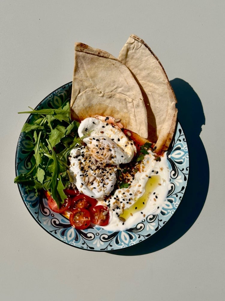 Яйця по-турецьки з лимонною сметаною, томатним песто і круасаном