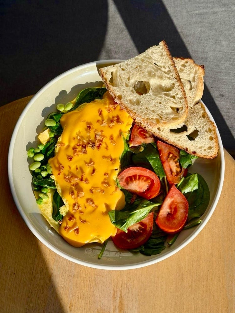 Зелений омлет під сирним соусом