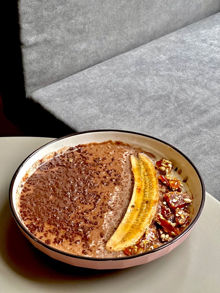 Вівсяна каша з шоколадом, карамелізованним бананом і домашніми козинаками