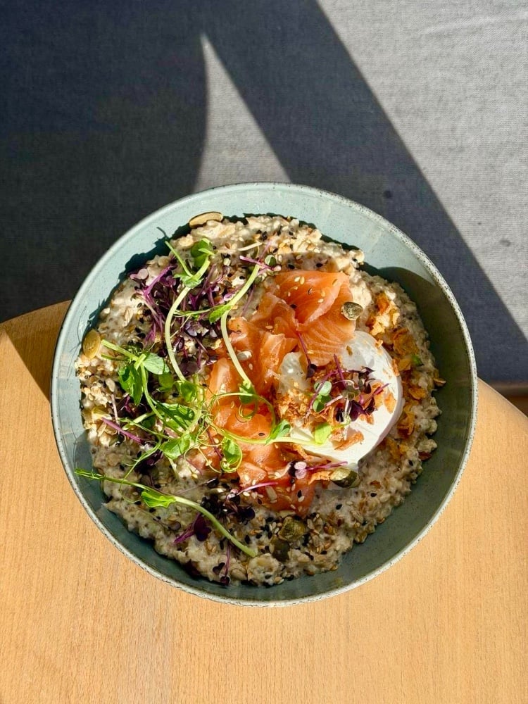 Сирна злакова каша з лососем і яйцем пашот 