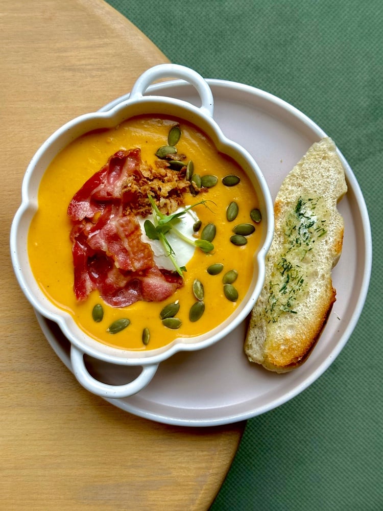Гарбузовий суп з хрумким беконом, крем сиром і часниковим хлібчиком