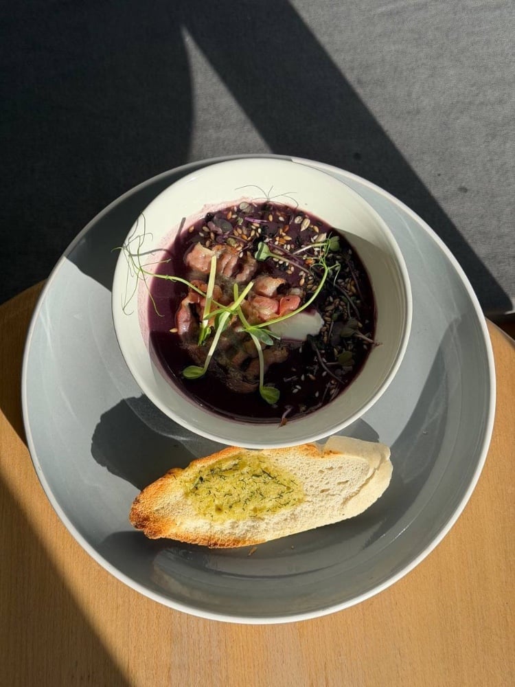 Фіолетовий крем суп з беконом