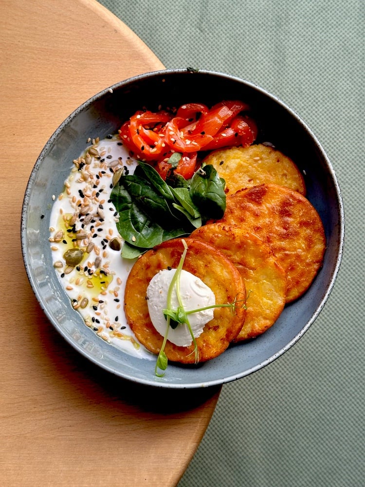 Гарбузові оладки з лососем, крем сиром, лимонною сметаною і зеленню