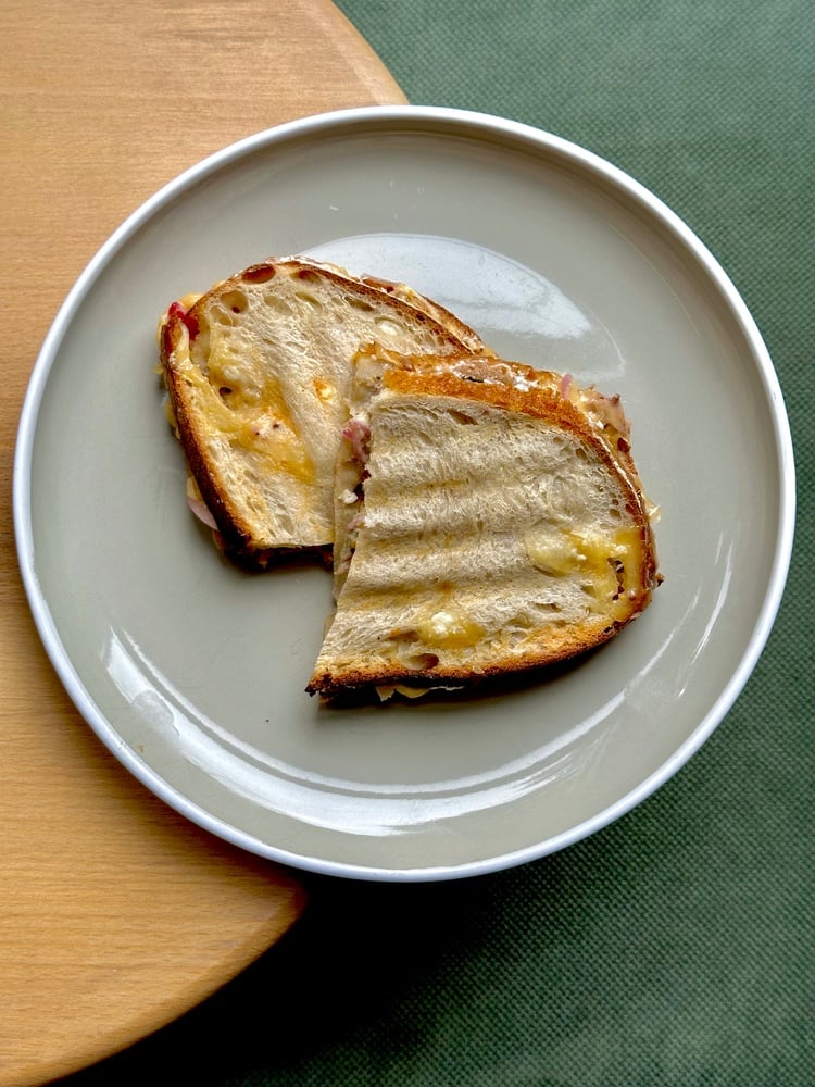 Мелт з тунцем, крем сиром, маринованною цибулькою і чеддером