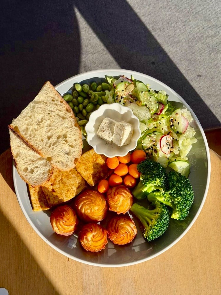 Весняний сніданок з копченим тофу і картопляними крокетами