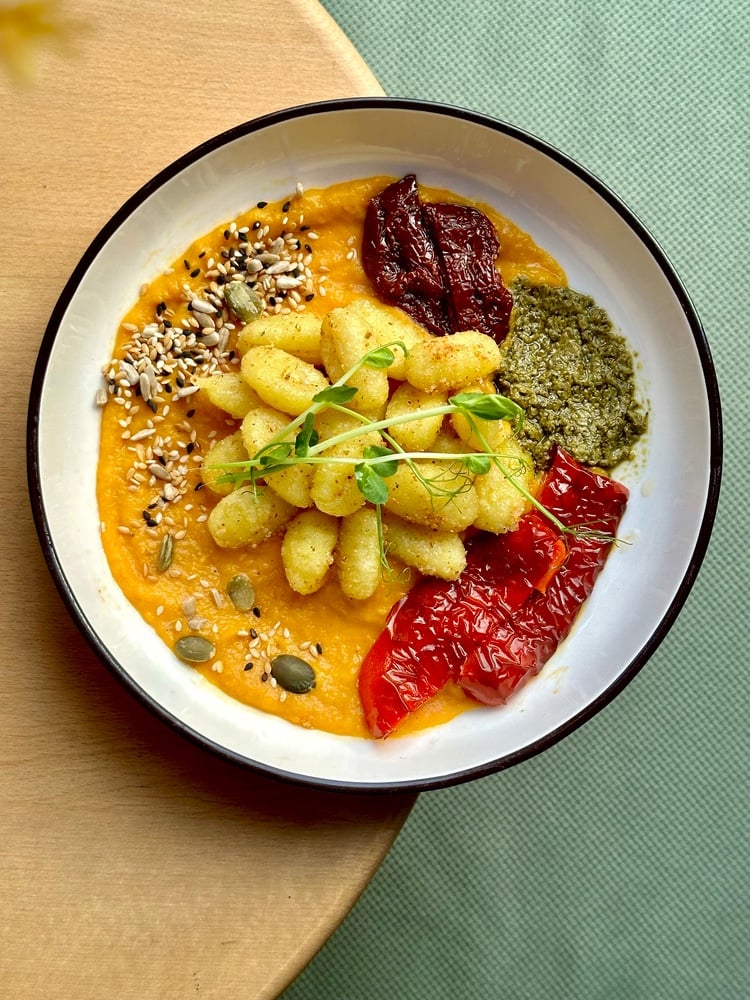Картопляні ньоки з гарбузовим кремом, запеченим перцем , вʼяленими томатами і песто (веганська страва)