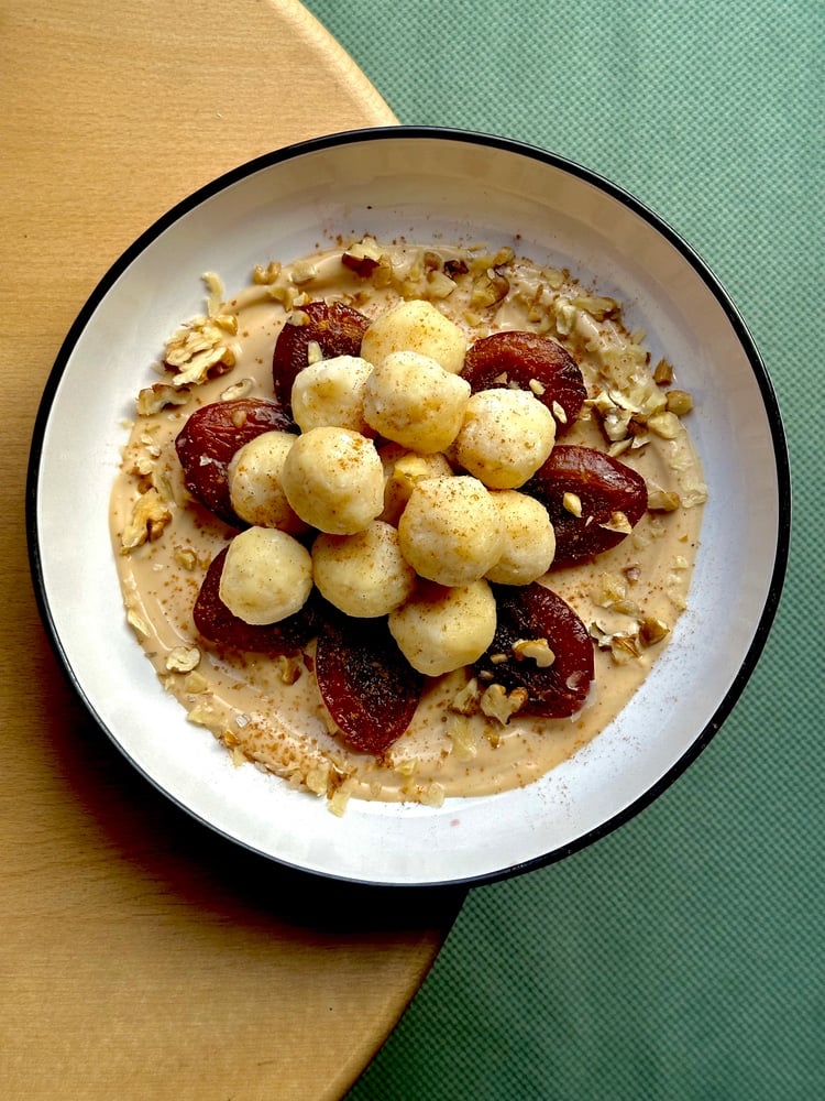 Ліниві варенички з кардамоновим кремом і карамелізованними сливами