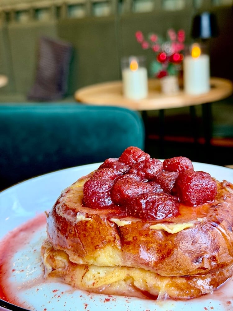 Френч тост з заварним кремом і полуницею