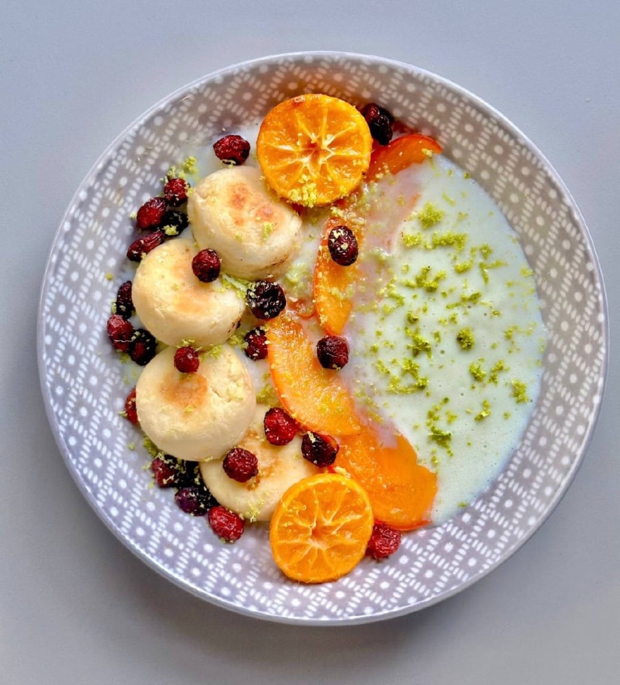 Солодкі сирнички з лаймовим кремом, хурмою, мандаринами і журавлиною 