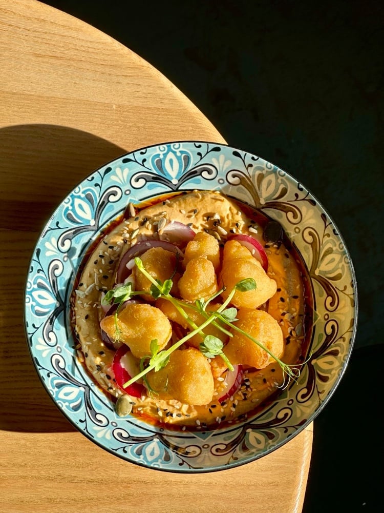 Цвітна капуста у клярі з копченим хумусом і маринованою цибулькою