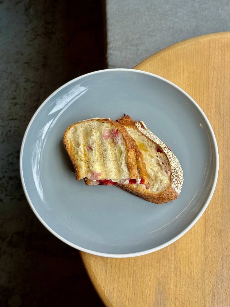 Мелт з камамбером, журавлиновим конфі і хурмою