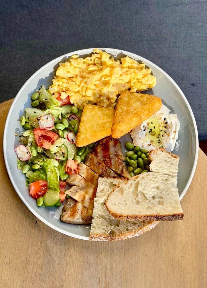 Весняний сніданок з курочкою і хешбрауном