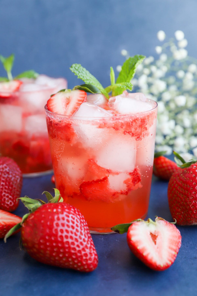 Коктейль "Полуничний GIN TONIC"