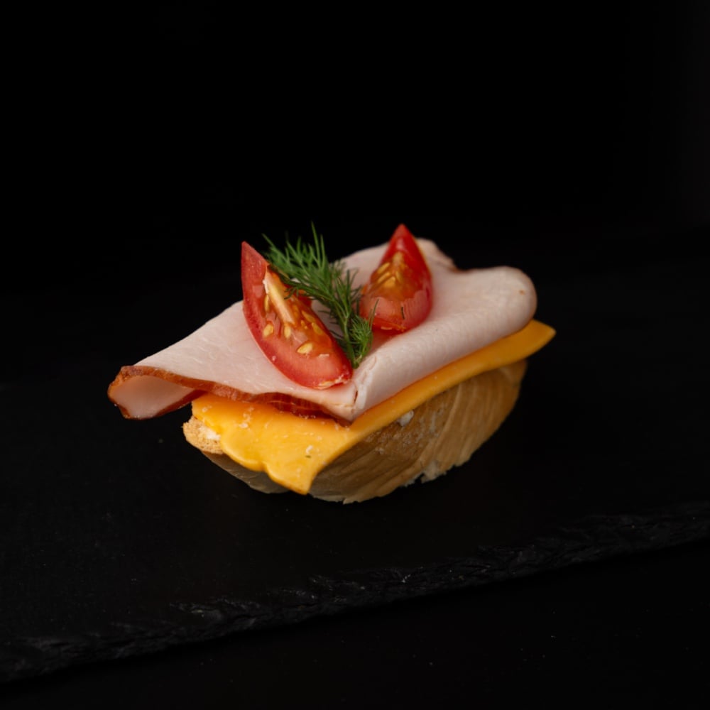 Брускета з шинкою і сиром 20-25г