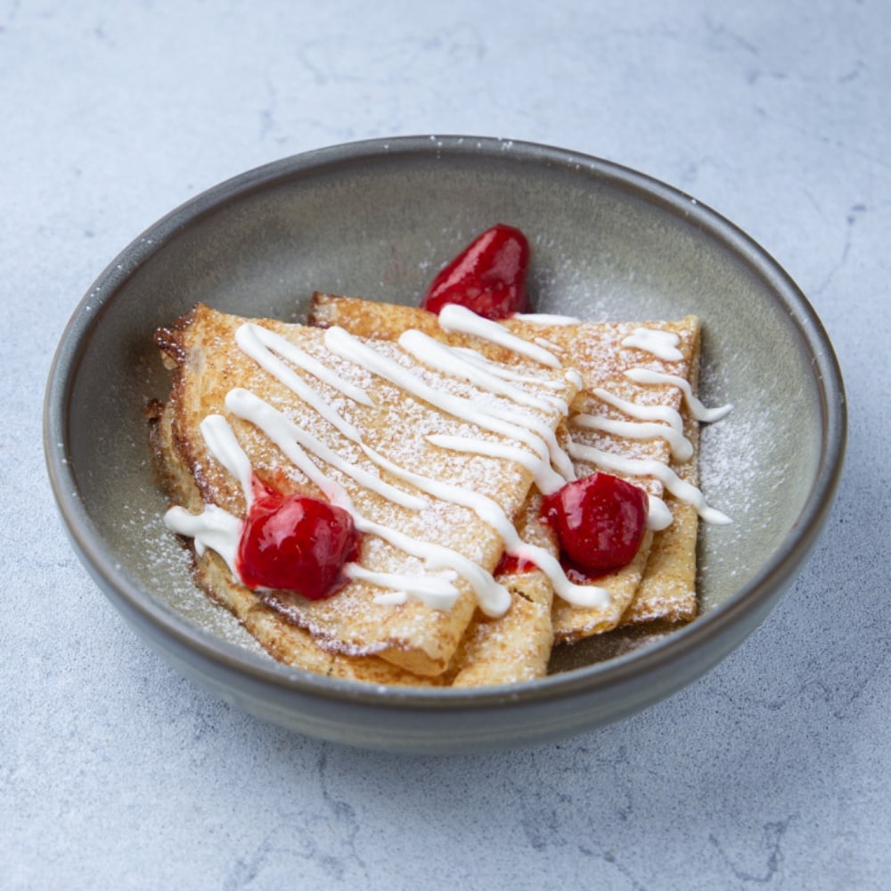 Класичні млинці з полуницею і сметаною 