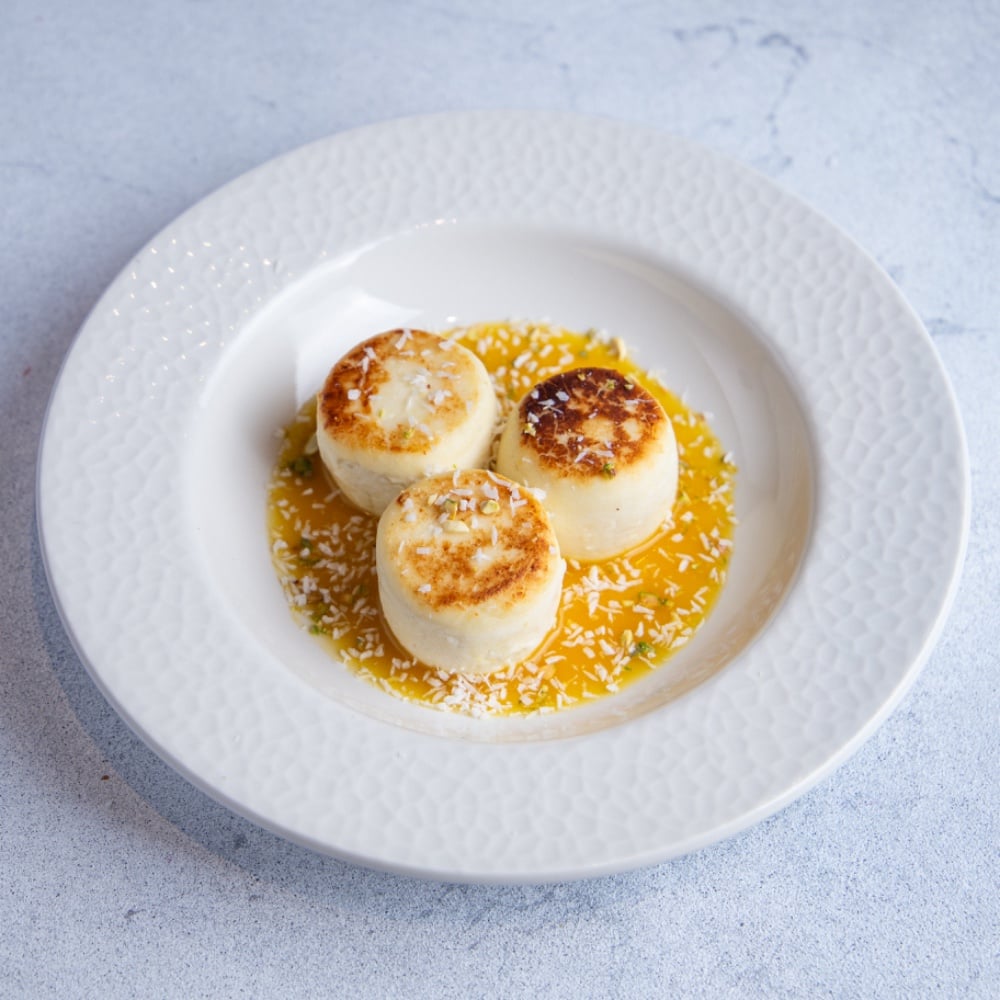 Безлактозні сирнички з пюре манго і кокосовою стружкою