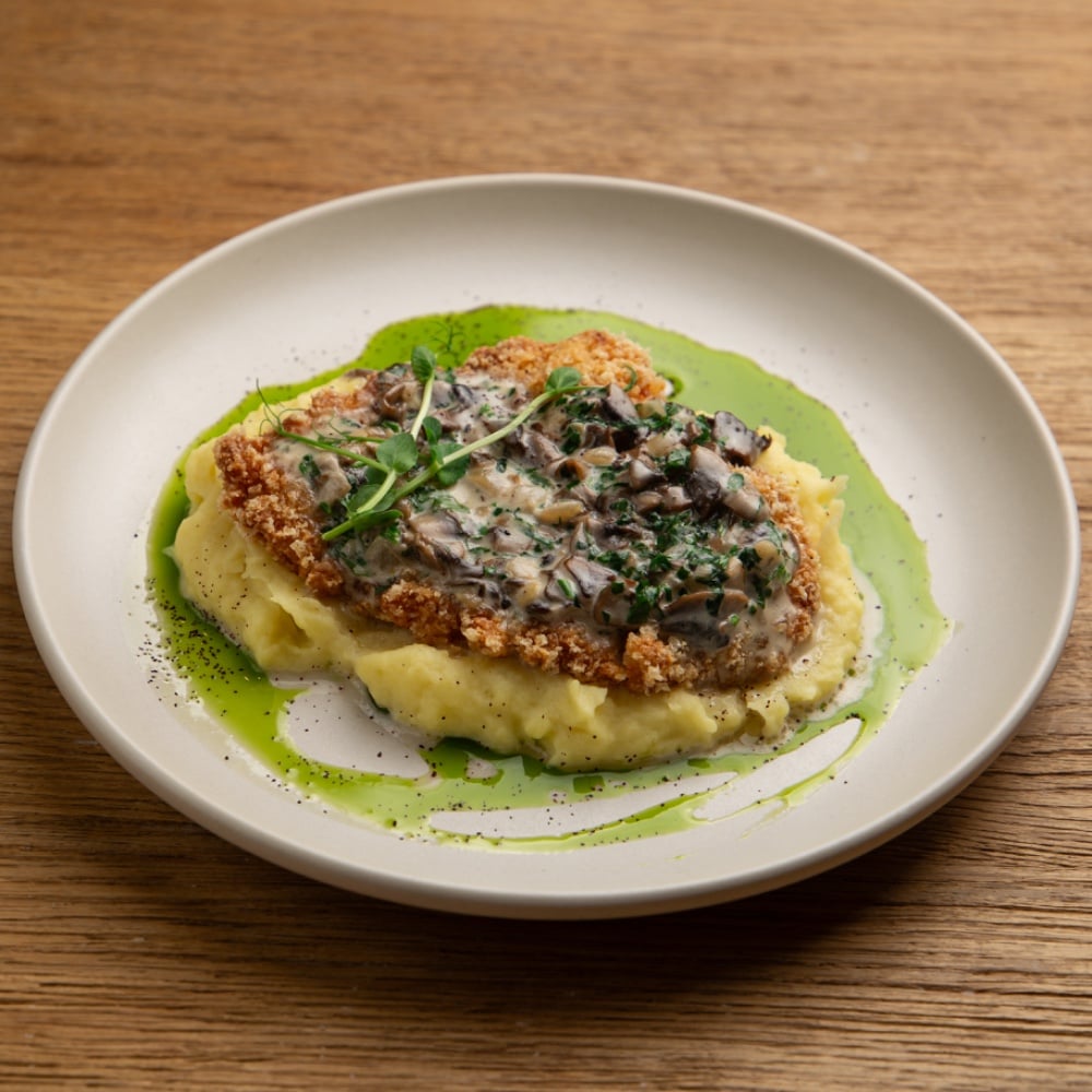 Шніцель курячий з картопляним пюре і грибним соусом