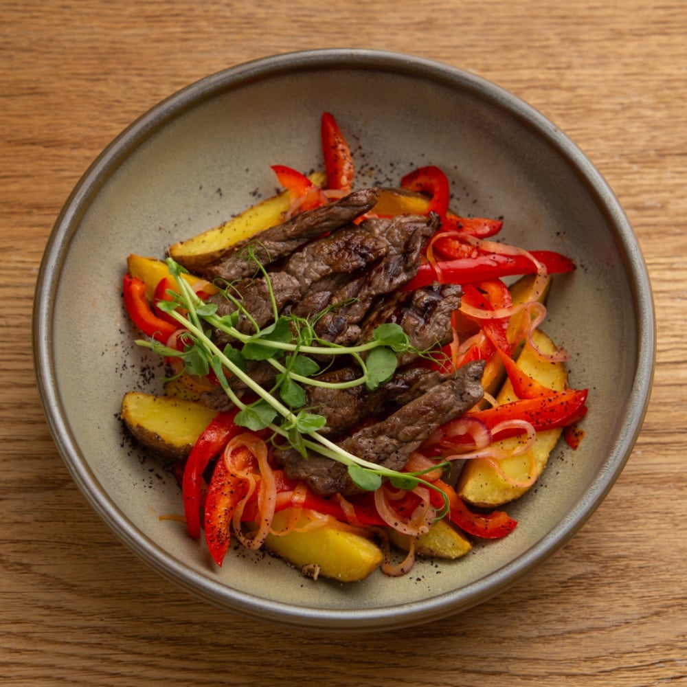 Тепла яловичина з овочами та картоплею по-селянськи