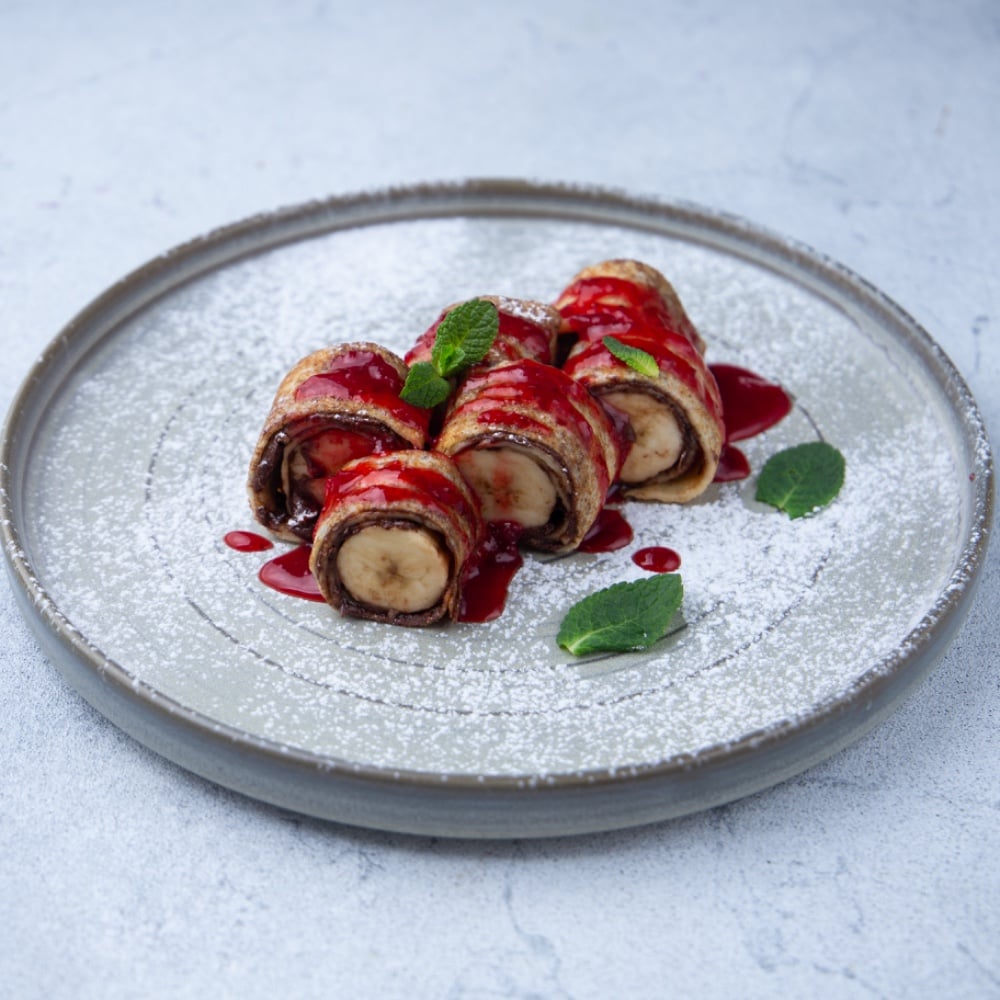 Рол-млинець з нутеллою, бананом і полуничним конфі