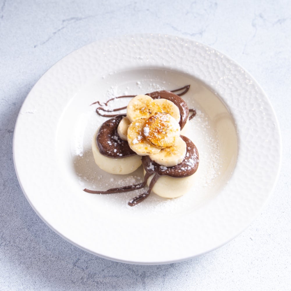 Класичні сирнички з нутеллою і карамелізованим бананом